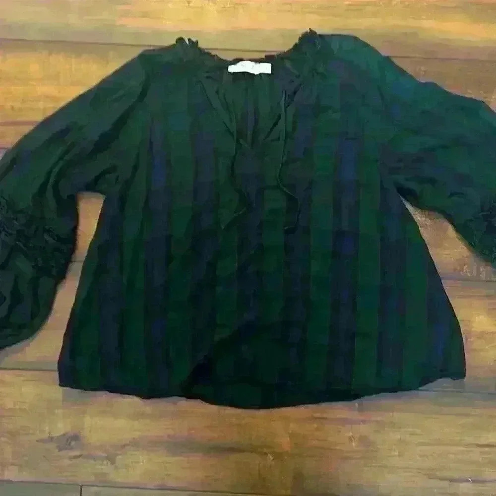 Women’s size, small vineyard vines, long sleeve blouse, green and blue